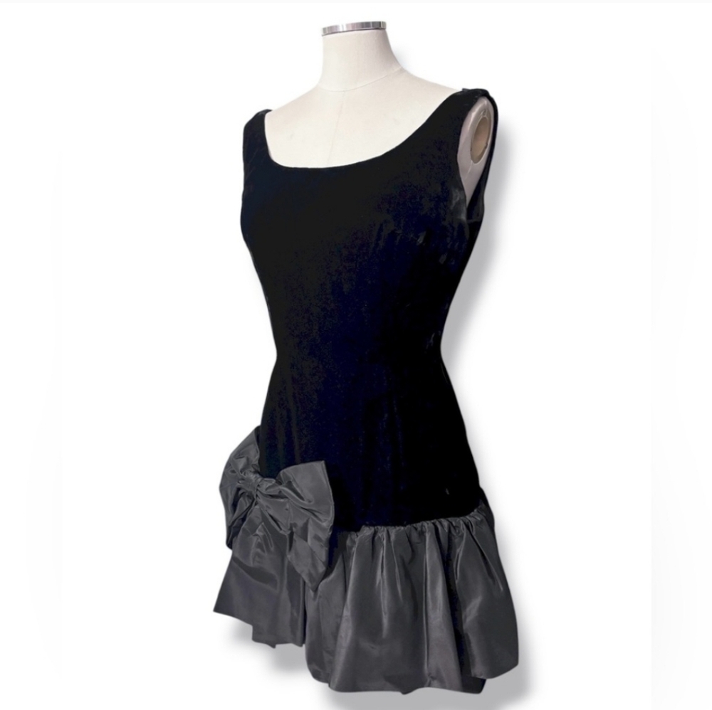 LORD & TAYLOR Black Velvet & Taffeta Scoop Neck Cocktail Dress w/ Bow VINTAGE